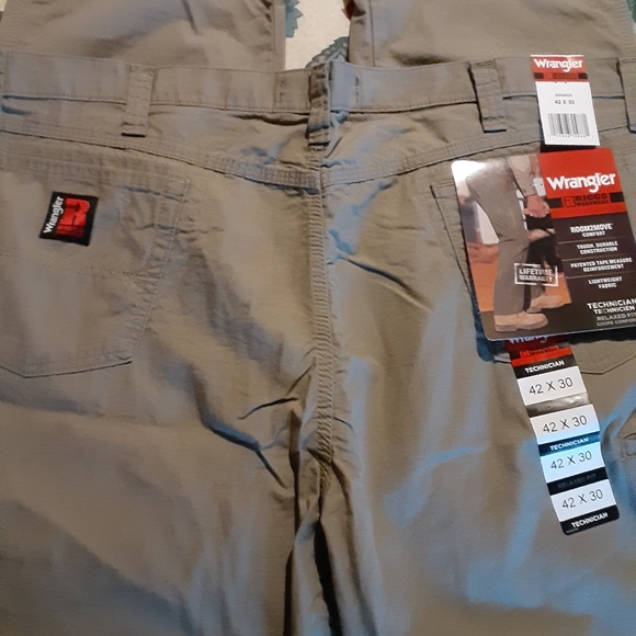 Mens NWT WRANGLER RIGGS WORKWEAR PANTS 42X30 - Picture 3 of 4
